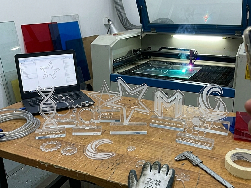 Troféu em acrílico com gravação a laser personalizada